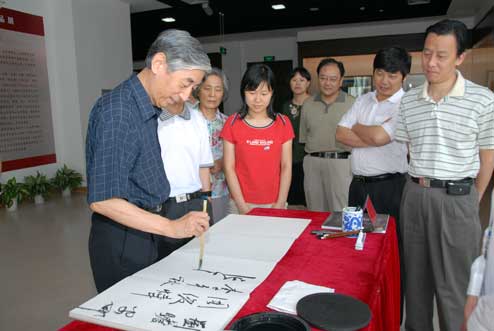 中国书法家协会主席张海在常熟美术馆视察